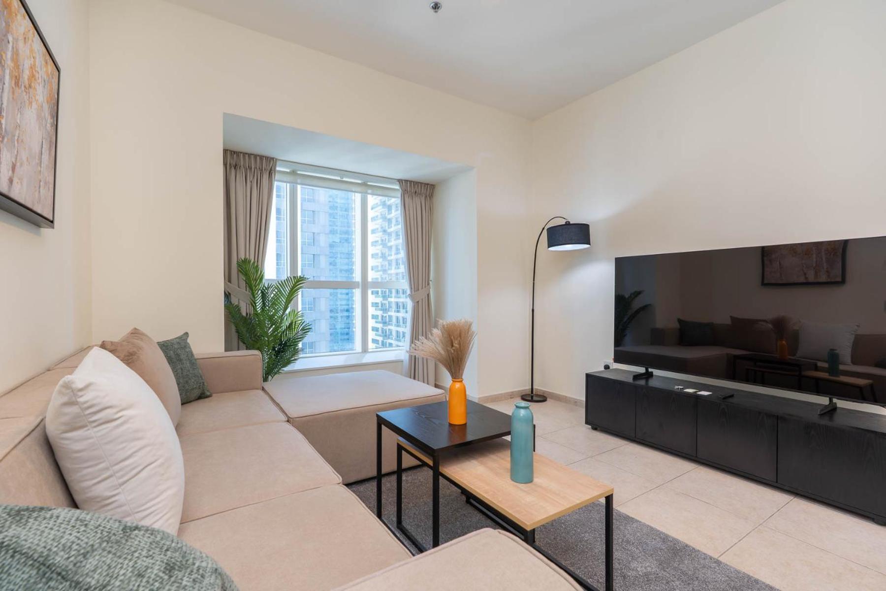 Access To Tram-high Floor-spacious Apartment Dubai